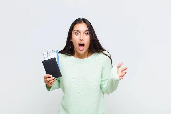 Mujer Bonita Mirando Muy Sorprendido Sorprendido Mirando Con Boca Abierta —  Fotos de Stock