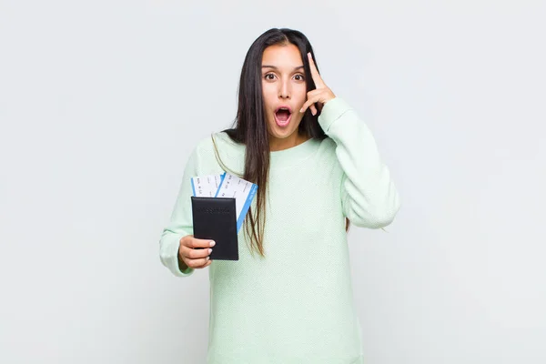 Mujer Bonita Mirando Sorprendida Con Boca Abierta Conmocionada Realizando Nuevo —  Fotos de Stock