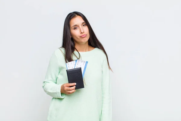 Mooie Vrouw Voelt Zich Verdrietig Zeurderig Met Een Ongelukkige Blik — Stockfoto