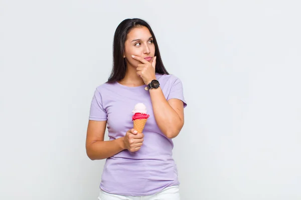 Mooie Vrouw Glimlachen Met Een Gelukkige Zelfverzekerde Uitdrukking Met Hand — Stockfoto