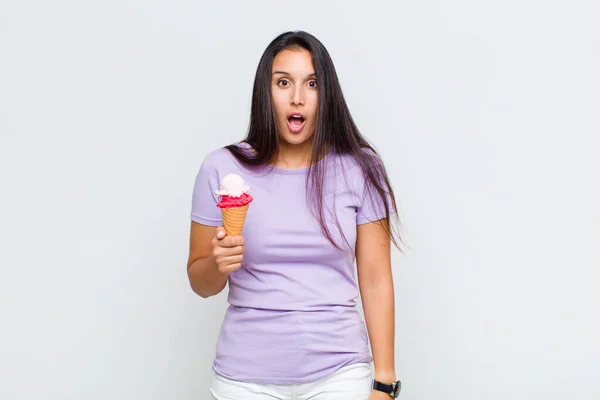 Mooie Vrouw Kijken Zeer Geschokt Verrast Staren Met Open Mond — Stockfoto