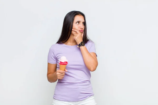 Mooie Vrouw Denken Gevoel Twijfelachtig Verward Met Verschillende Opties Afvragen — Stockfoto