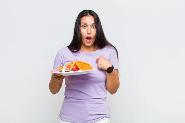 Mujer Bonita Mirando Sorprendido Sorprendido Con Boca Abierta Apuntando Mismo — Foto de Stock