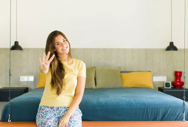 Mulher Bonita Sorrindo Olhando Amigável Mostrando Número Quatro Quarto Com — Fotografia de Stock