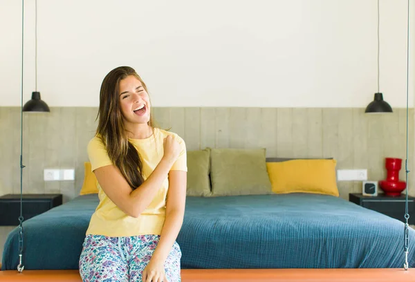 Mulher Bonita Sentindo Feliz Positiva Bem Sucedida Motivada Enfrentar Desafio — Fotografia de Stock