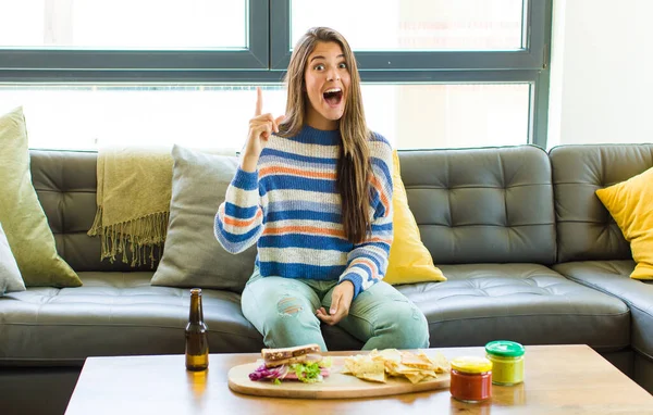 Vacker Kvinna Känner Sig Som Glad Och Upphetsad Geni Efter — Stockfoto