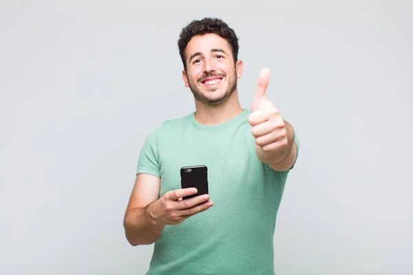 Joven Sentirse Orgulloso Despreocupado Seguro Feliz Sonriendo Positivamente Con Los —  Fotos de Stock