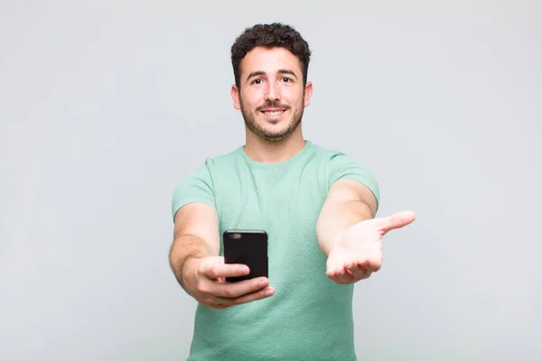 Jonge Man Glimlachend Vrolijk Met Vriendelijke Zelfverzekerde Positieve Blik Het — Stockfoto