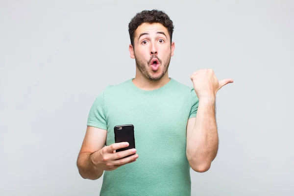 Young Man Looking Astonished Disbelief Pointing Object Side Saying Wow — Stock Photo, Image