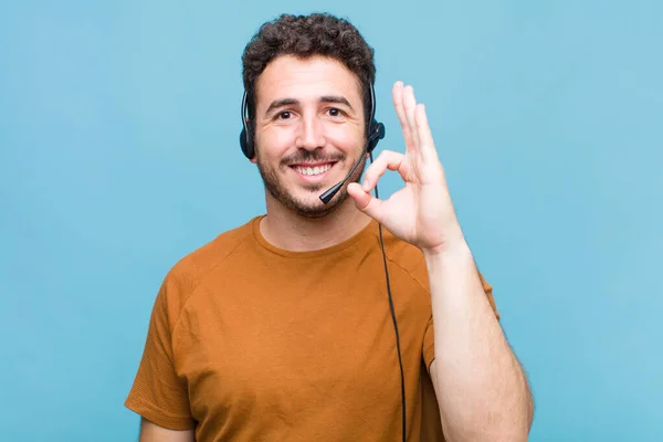 Jongeman Die Zich Gelukkig Ontspannen Tevreden Voelt Zijn Goedkeuring Betuigt — Stockfoto