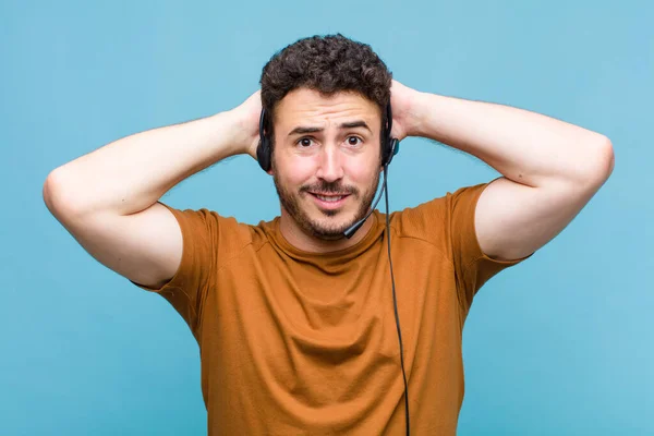 Ung Man Stressad Orolig Orolig Eller Rädd Med Händerna Huvudet — Stockfoto