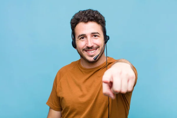 Jonge Man Wijzen Naar Camera Met Een Tevreden Zelfverzekerde Vriendelijke — Stockfoto