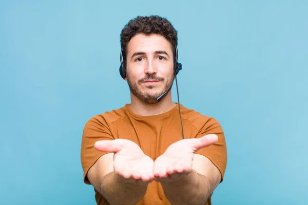 Jovem Sorrindo Feliz Com Olhar Amigável Confiante Positivo Oferecendo Mostrando — Fotografia de Stock