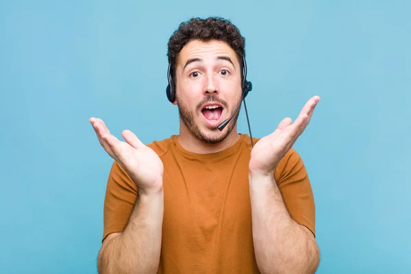 Joven Sintiéndose Feliz Emocionado Sorprendido Sorprendido Sonriendo Asombrado Por Algo —  Fotos de Stock