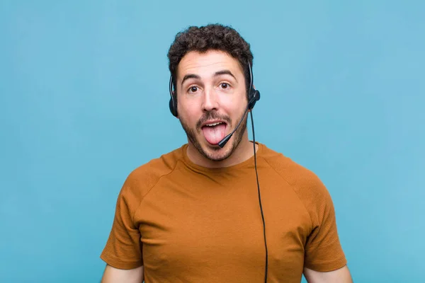 Joven Con Actitud Alegre Despreocupada Rebelde Bromeando Sacando Lengua Divirtiéndose —  Fotos de Stock