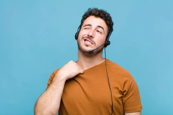 Joven Que Siente Estresado Ansioso Cansado Frustrado Tirando Del Cuello — Foto de Stock