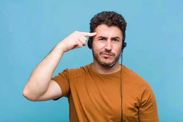 Jovem Sentindo Confuso Confuso Mostrando Que Você Louco Louco Fora — Fotografia de Stock