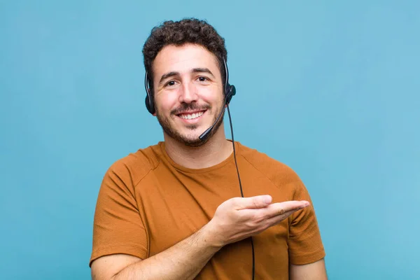 Joven Sonriendo Alegremente Sintiéndose Feliz Mostrando Concepto Espacio Copia Con —  Fotos de Stock