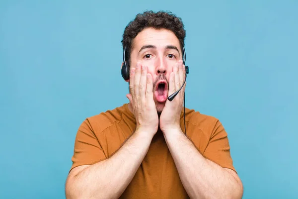 Jeune Homme Sentant Choqué Effrayé Air Terrifié Avec Bouche Ouverte — Photo