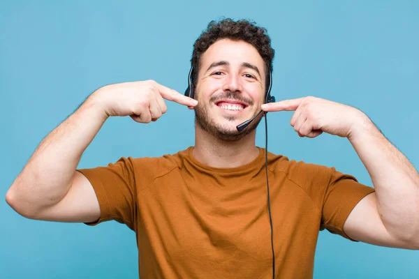 Joven Sonriendo Con Confianza Señalando Propia Amplia Sonrisa Actitud Positiva —  Fotos de Stock