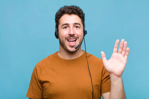 Joven Sintiéndose Feliz Sorprendido Alegre Sonriendo Con Actitud Positiva Realizando —  Fotos de Stock