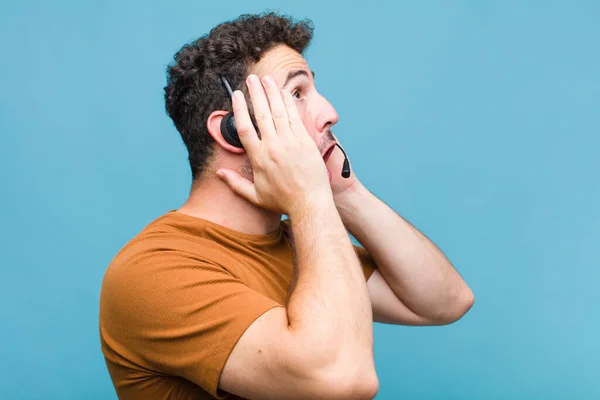 Joven Sintiéndose Feliz Emocionado Sorprendido Mirando Lado Con Ambas Manos — Foto de Stock