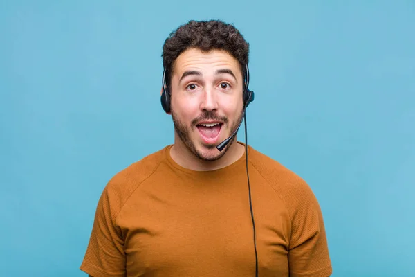 Jovem Que Parece Feliz Agradavelmente Surpreso Animado Com Uma Expressão — Fotografia de Stock