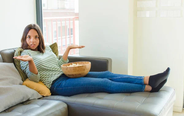 Hübsche Frau Die Sich Verwirrt Und Verwirrt Fühlt Zweifelt Wägt — Stockfoto