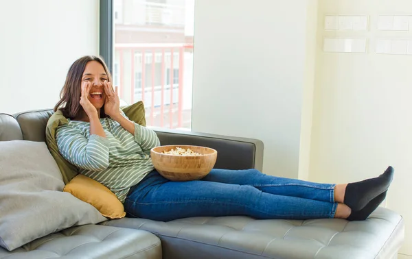 Mujer Bonita Sintiéndose Feliz Emocionada Positiva Dando Gran Grito Con —  Fotos de Stock