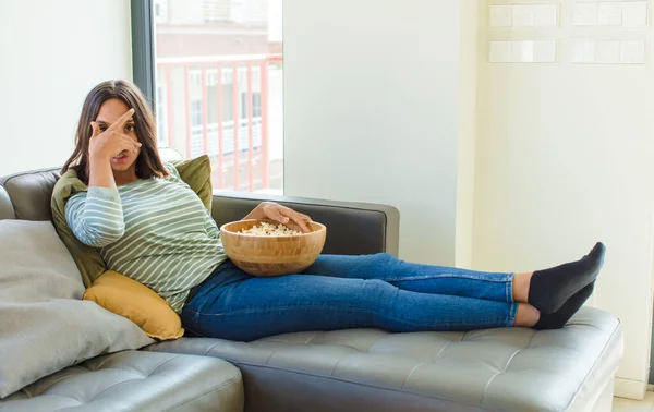 Mujer Bonita Mirando Sorprendido Asustado Aterrorizado Cubriendo Cara Con Mano —  Fotos de Stock