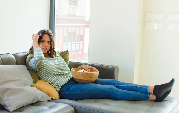 Mujer Bonita Sintiéndose Confundida Desconcertada Mostrando Que Estás Loca Loca — Foto de Stock