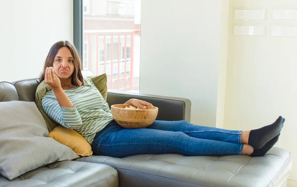 Hübsche Frau Macht Capice Oder Geld Geste Und Sagt Dir — Stockfoto