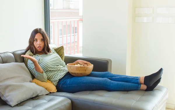 Mujer Bonita Mirando Sorprendida Conmocionada Con Mandíbula Caída Sosteniendo Objeto —  Fotos de Stock