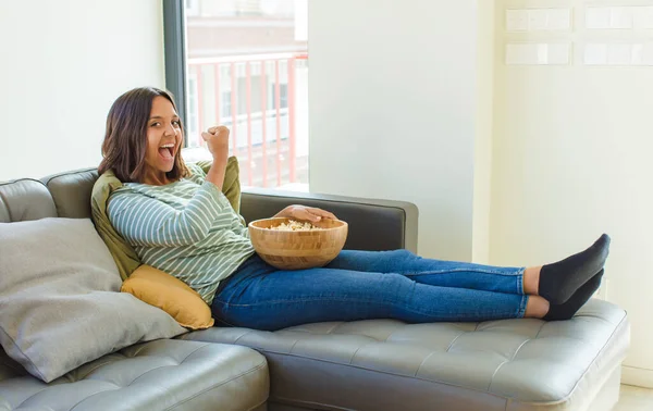 Mujer Bonita Sentirse Feliz Positiva Exitosa Motivada Cuando Enfrenta Desafío —  Fotos de Stock