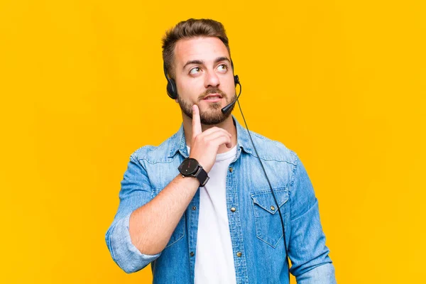 Jovem Sorrindo Feliz Sonhando Acordado Duvidoso Olhando Para Lado — Fotografia de Stock