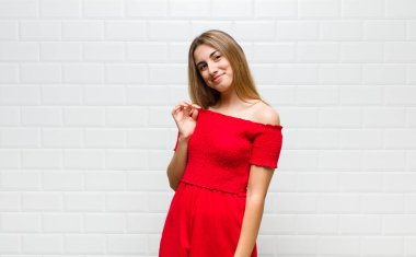 Sarışın kadın kibirli, başarılı, pozitif ve gururlu görünüyor.