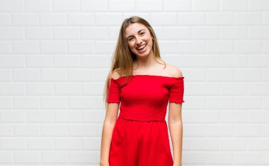 Büyük, dostane, kaygısız gülüşü olan, pozitif, rahat ve mutlu, ürpertici görünen sarışın kadın.