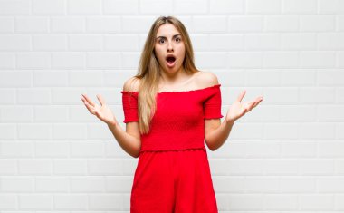 Sarışın kadın şok olmuş ve şaşırmış, endişeli ve paniklemiş, stresli ve dehşete düşmüş bir şekilde bakıyor.