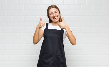 Sarışın kadın neşeyle gülümsüyor ve mutlu görünüyor, kaygısız ve pozitif hissediyor.