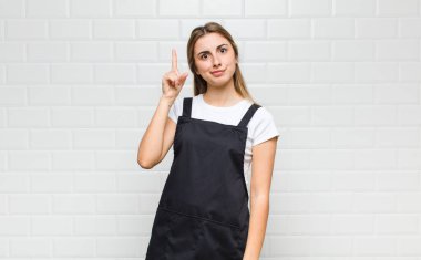 Sarışın kadın, harika bir fikri fark ettikten sonra parmağını havaya kaldırıp 