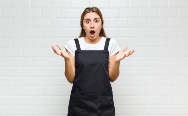 Sarışın kadın şok olmuş ve şaşırmış, endişeli ve paniklemiş, stresli ve dehşete düşmüş bir şekilde bakıyor.