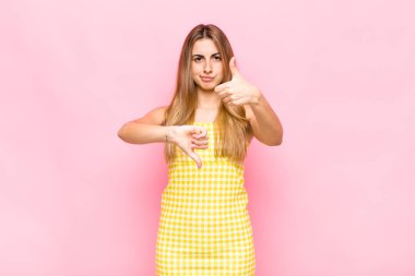 Sarışın kadın kafası karışık, bilgisiz ve kararsız hissediyor, iyi ve kötü seçenekleri ya da seçenekleri tartıyor.