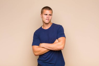 Sarışın adam şüphe ediyor ya da düşünüyor, dudağını ısırıyor ve kendini güvensiz ve gergin hissediyor.