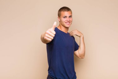 Sarışın bir adam gururlu, tasasız, kendinden emin ve mutlu, olumlu gülümsüyor.