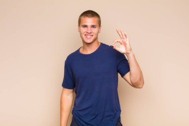 Sarışın adam kendini mutlu, rahat ve tatmin olmuş hissediyor.