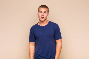 Sarışın adam şok olmuş ya da şaşırmış görünüyor, ağzı açık bir şekilde 