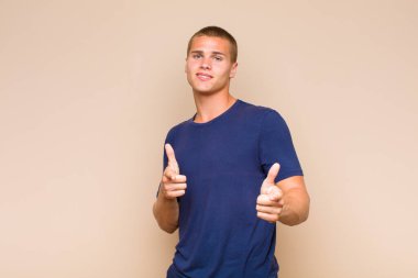 Sarışın adam kendini mutlu, sakin, tatmin olmuş, rahat ve başarılı hissediyor. Kameraya bakıyor ve seni seçiyor.