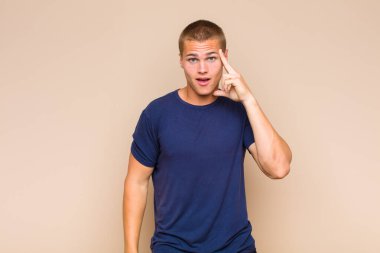 Sarışın adam şaşırmış, ağzı açık, şok olmuş, yeni bir düşünce, fikir ya da konsept keşfediyor.