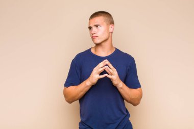 Sarışın adam entrika çeviriyor, komplo kuruyor, sinsi hileler ve hileler düşünüyor, kurnaz ve ihanet ediyor.