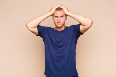 Sarışın adam hayal kırıklığına uğramış ve sinirlenmiş, başarısızlıktan bıkmış, sıkıcı, sıkıcı işlerden bıkmış